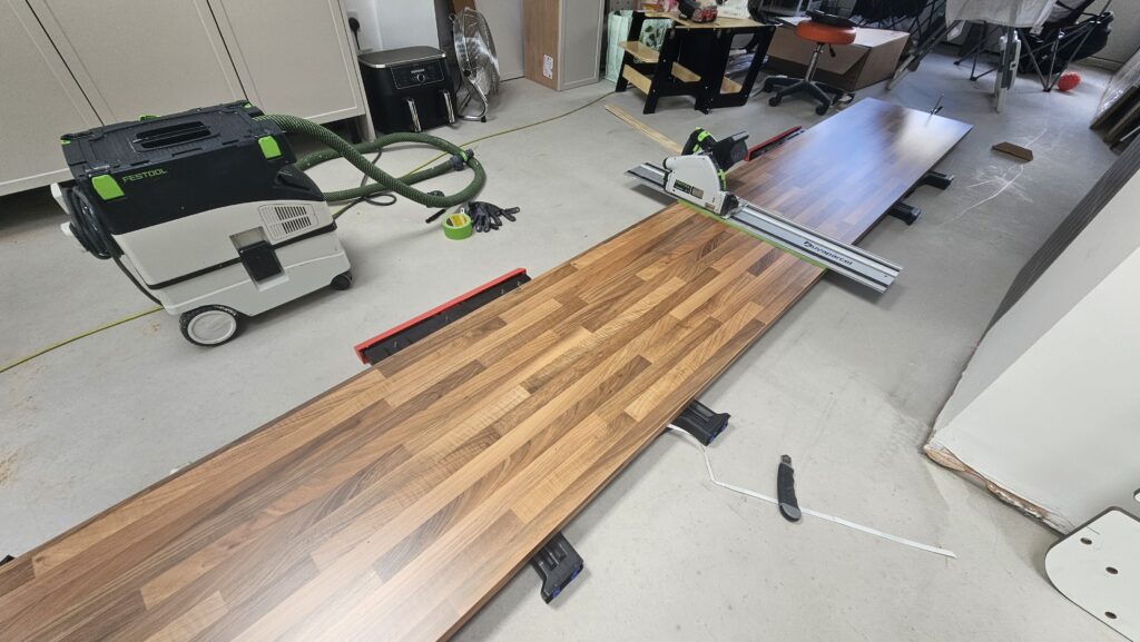 Cutting bespoke laminate kitchen worktops on site using a Festool track saw